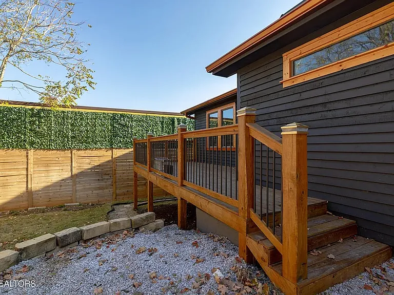1017 Thompson Pl — Photo 15