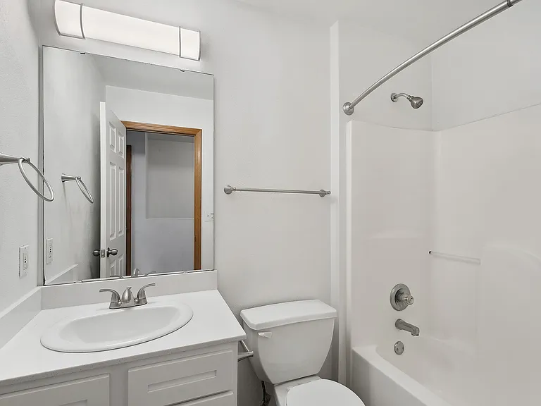 ReNew Edwardsville Apartment Collection — Photo 31