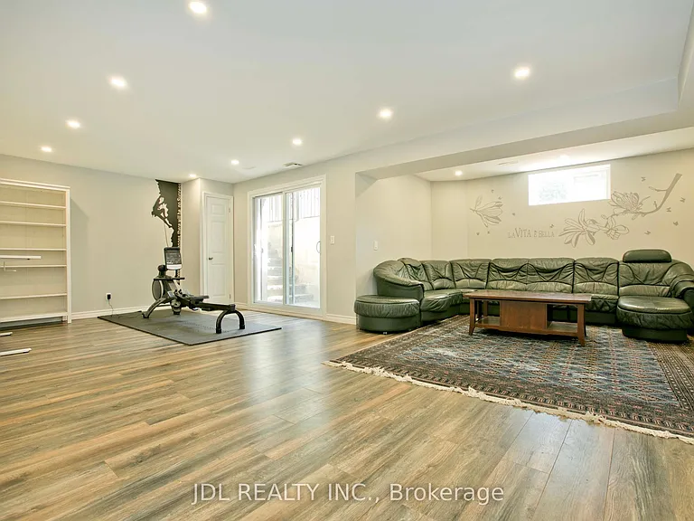 53 Aldershot Cres — Photo 32