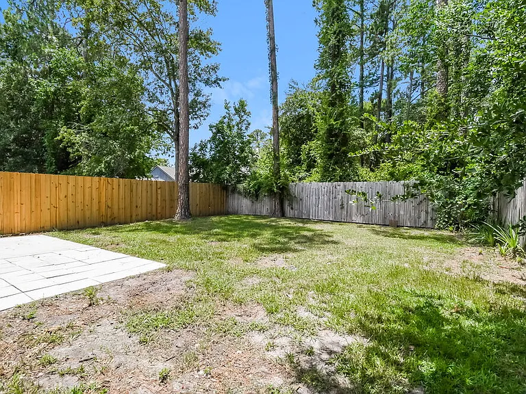 1834 Manitoba Ct N — Photo 15