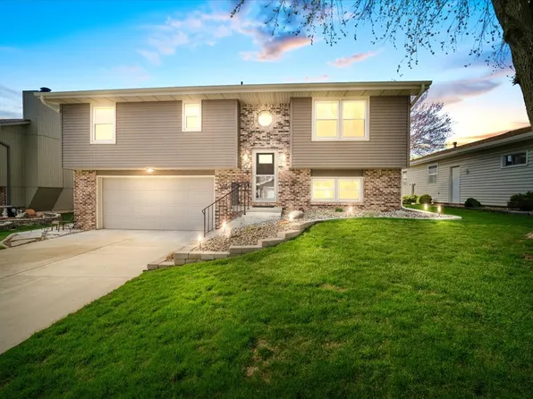 6 Ivey Ct, Bloomington, IL 61701