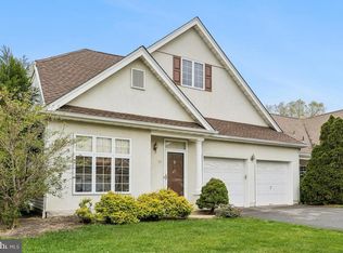 10 Honeyflower Ln, West Windsor, NJ 08550