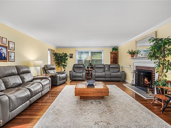 3rd image of 1045 Woodhill Dr