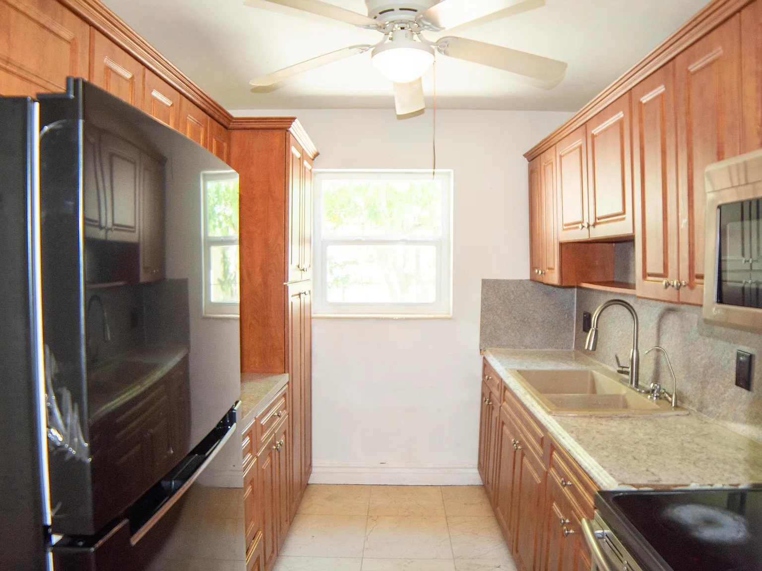 3 bed, 2.0 bath, 1020 sqft, $3,000 — Photo 3