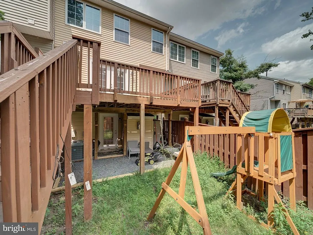 3 bed, 2.5 bath, 1992 sqft, $3,100 — Photo 3