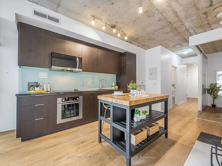 478 King St W #202 — Photo 11