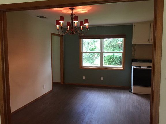 5th image of 320 W Live Oak St