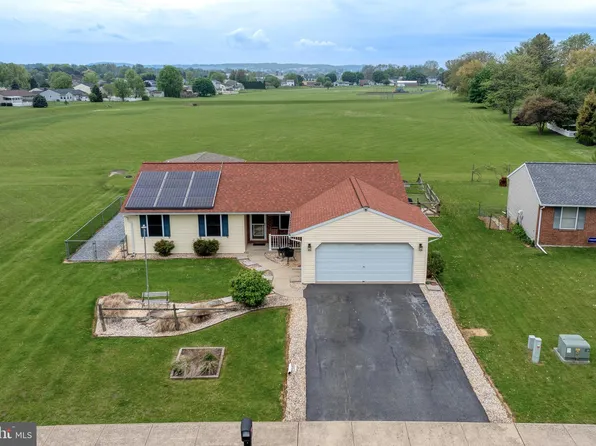 6 Village Dr, Newmanstown, PA 17073