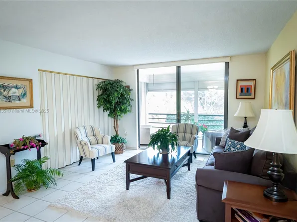 1400 Saint Charles Pl APT 309, Pembroke Pines, FL 33026