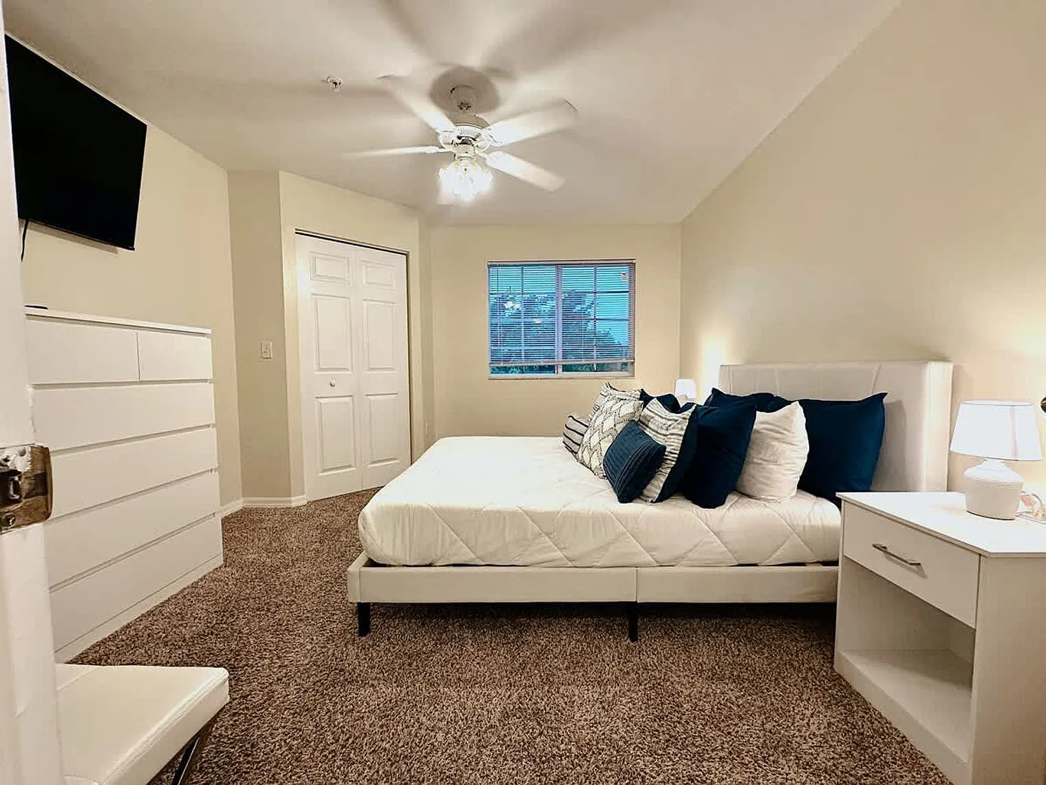 1 bed, 1.0 bath, 818 sqft, $1,991 — Photo 2