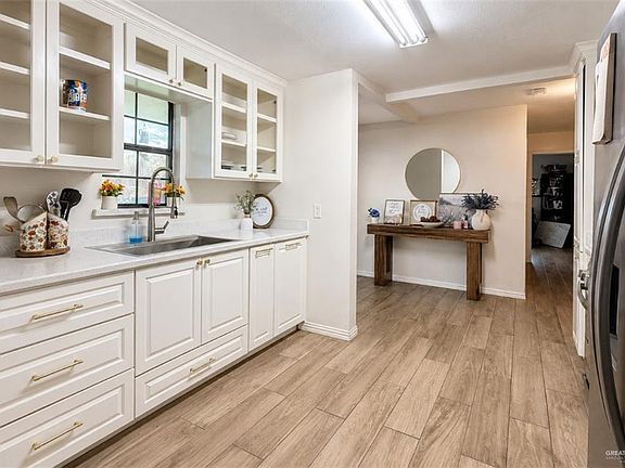 3rd image of 627 W 5th St