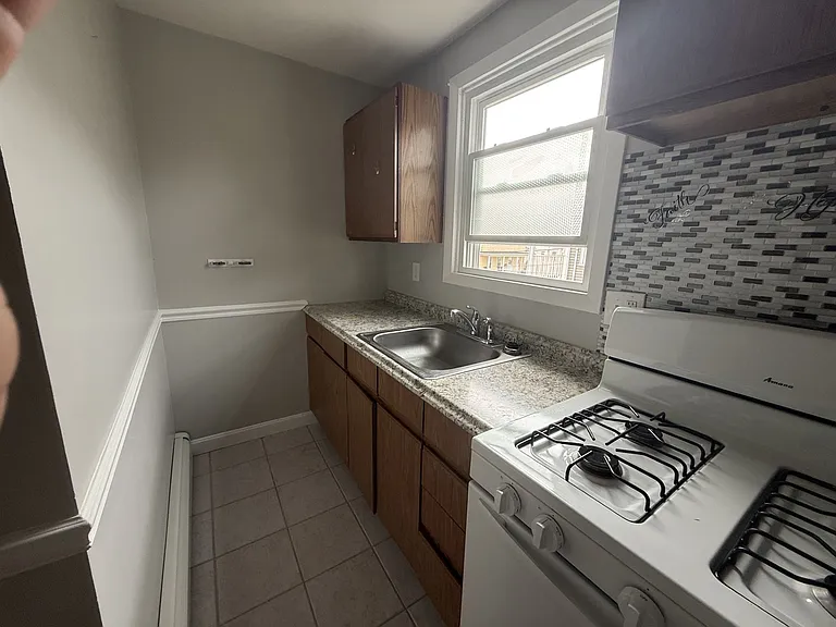 39 Hodges Ave #2F — Photo 6