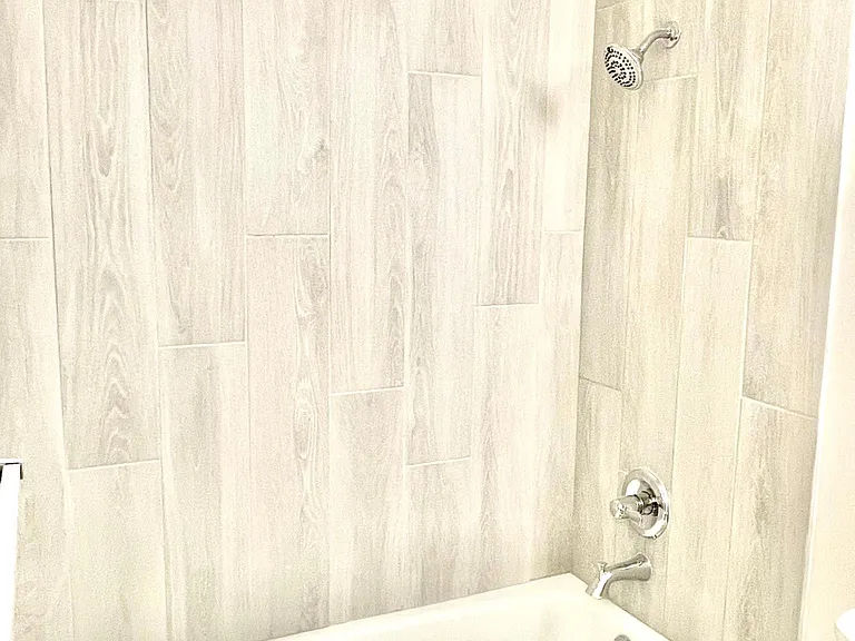 Bath/shower in the full bathroom