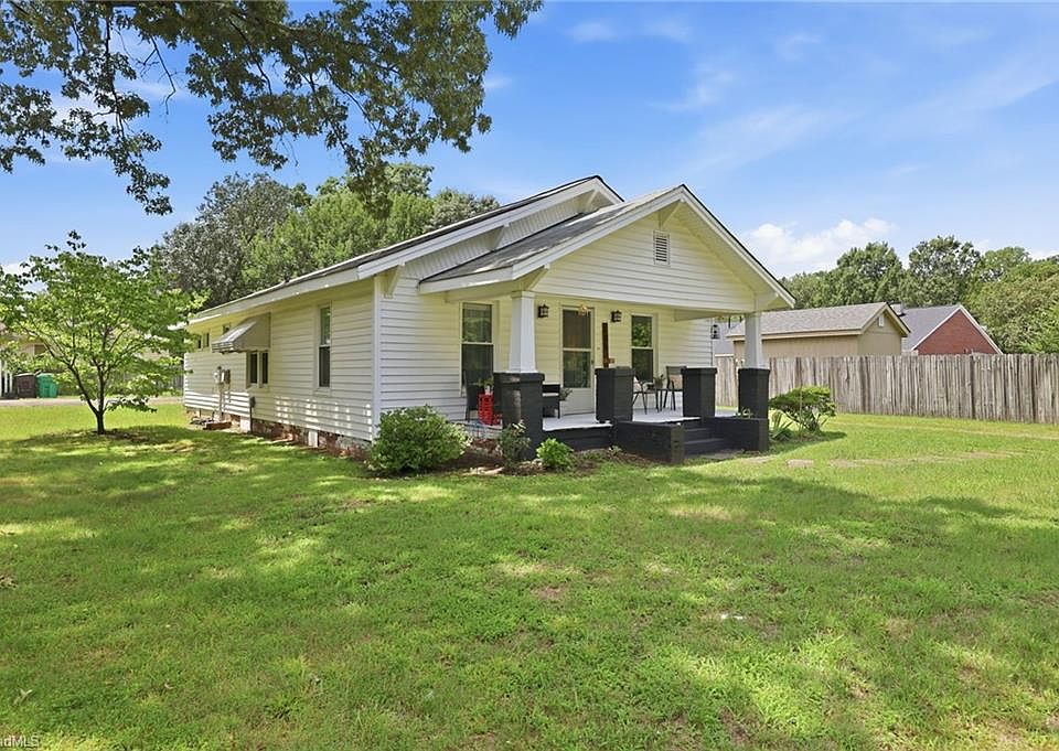1st image of 106 Crestwood Cir
