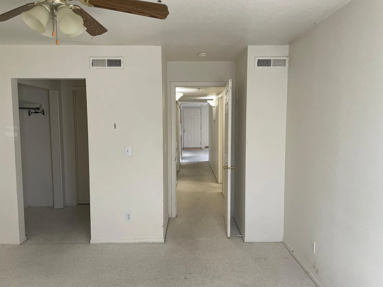 3 bed, 1054 sqft, $2,100 — Photo 3