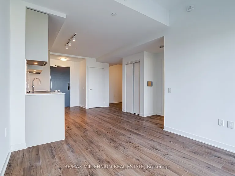 395 Dundas St W #531 — Photo 14