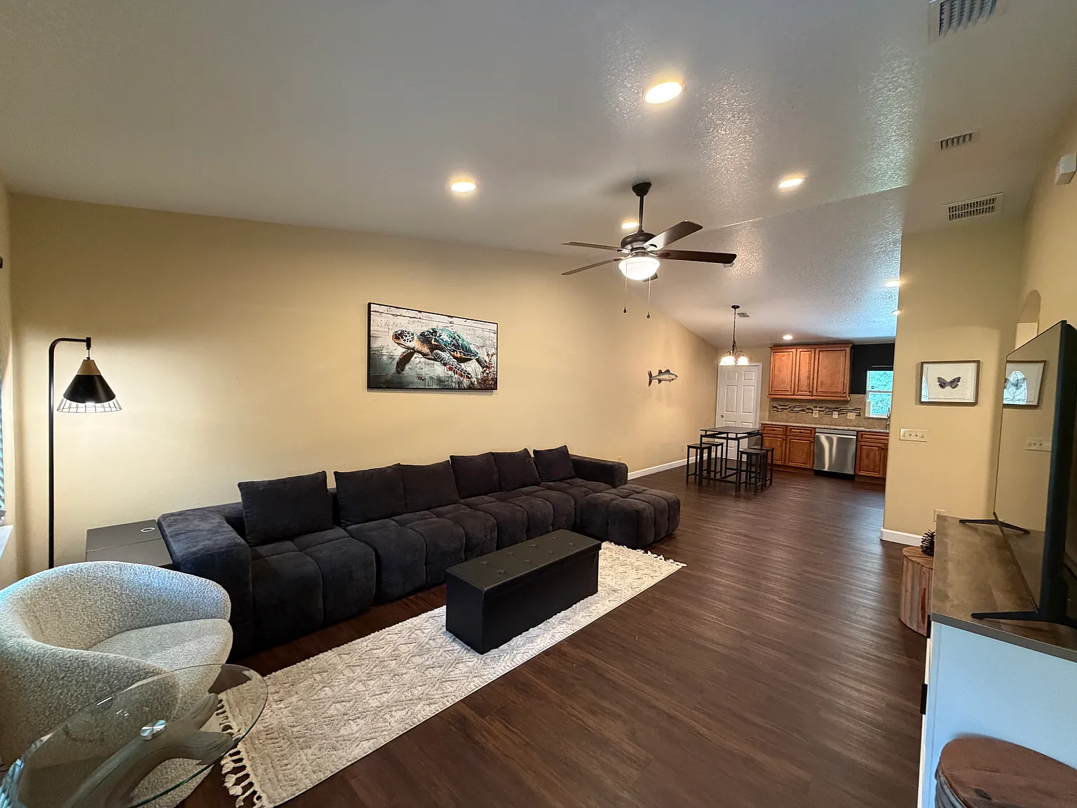 2 bed, 1032 sqft, $1,800 — Photo 2