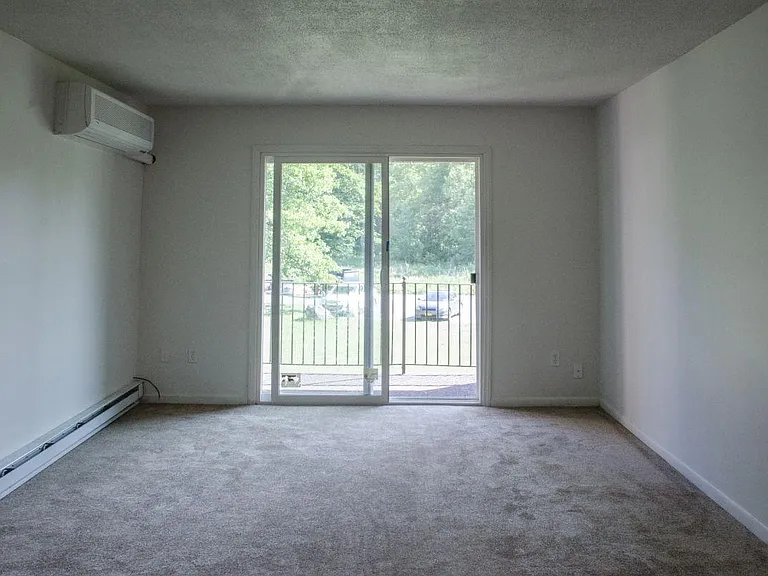 Oakbrook Manor Apartments — Photo 12