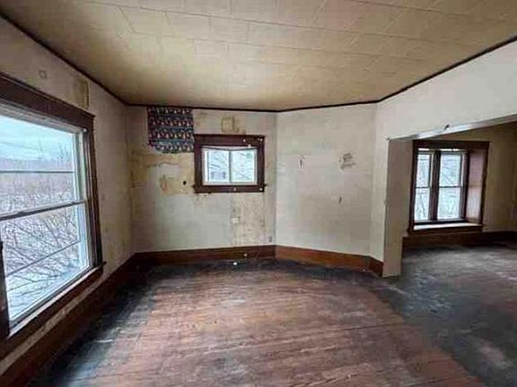 5th image of 1083 Laird St