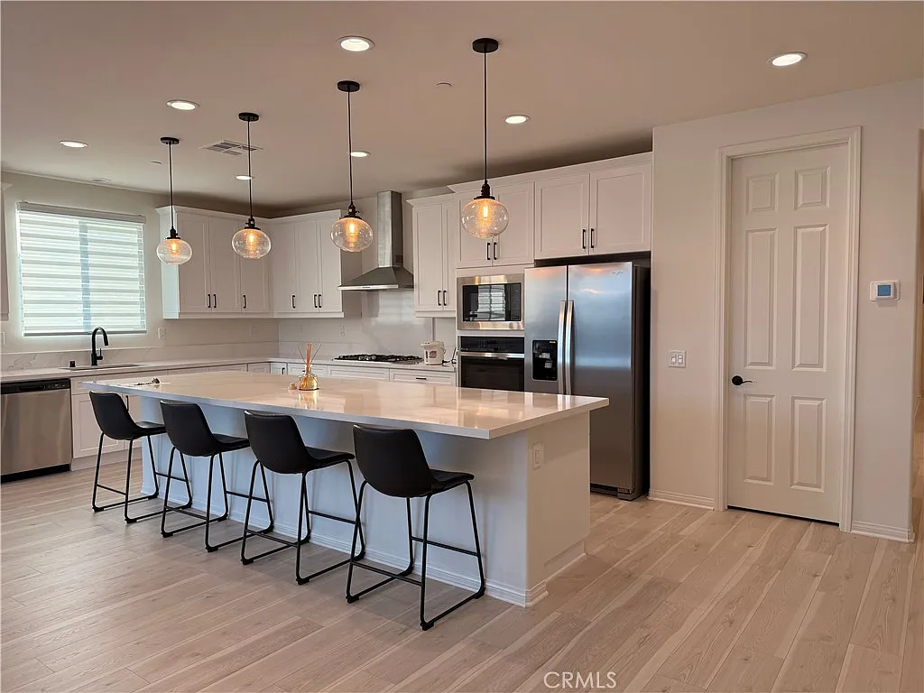 4 bed, 3.5 bath, 2702 sqft, $3,850 — Photo 2