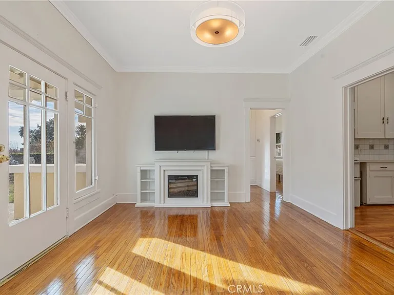 1325 E Altadena Dr — Photo 5