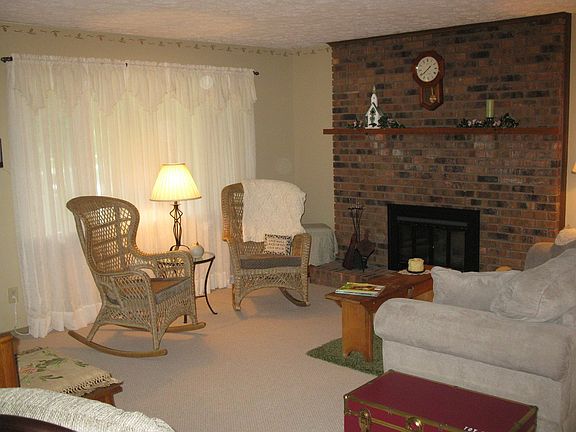 5th image of 421 Sycamore Dr