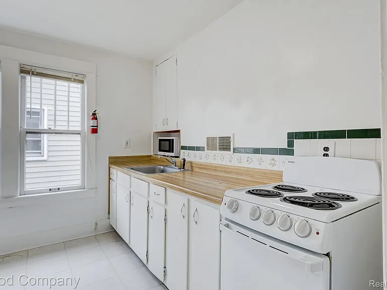 245 W Webster Ave — Photo 3
