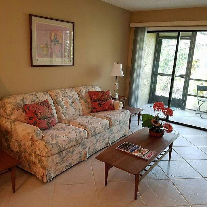 Livingroom with Sliders