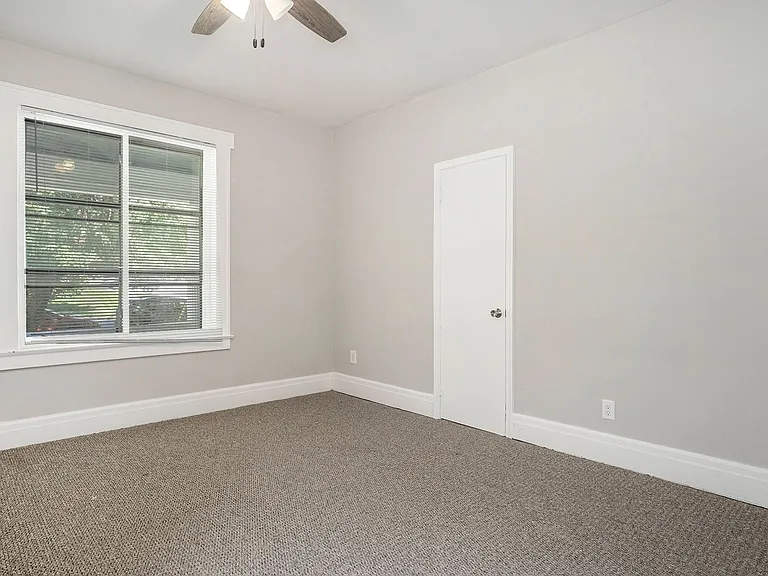 219 S 38th Ave — Photo 2
