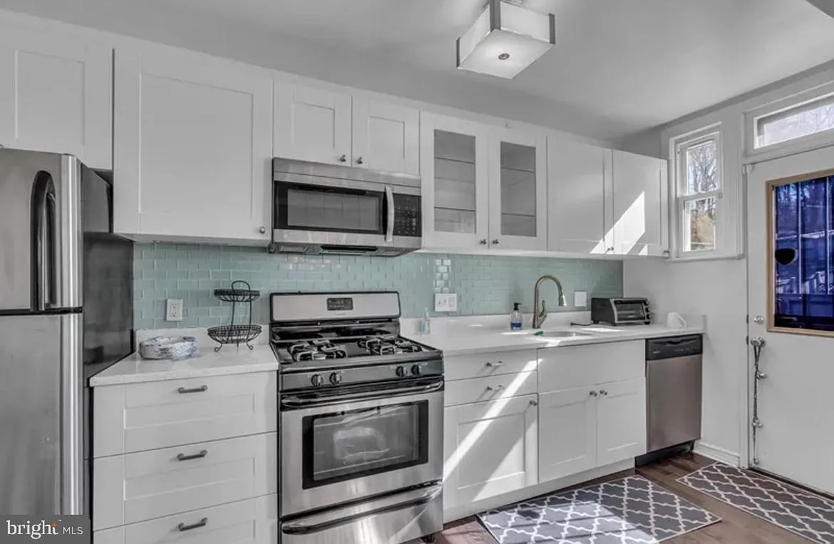3 bed, 1632 sqft, $3,300 — Photo 2