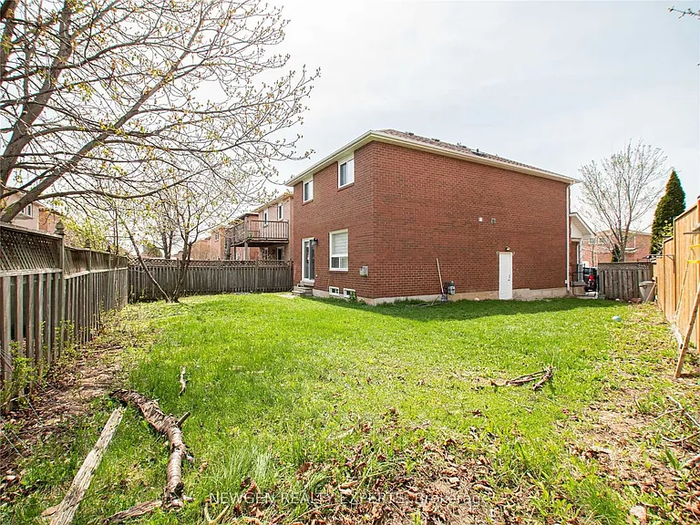 134 Muirland Cres N #MAIN FL — Photo 16