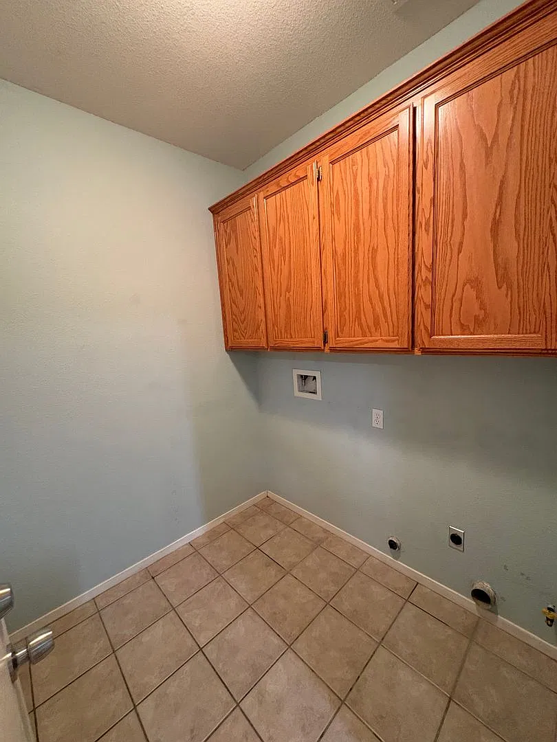 NW Visalia Home with Spacious Yard Available Now! — Photo 4