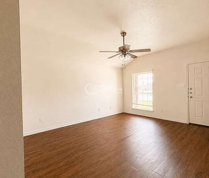 1529 Justin Loop #B — Photo 3
