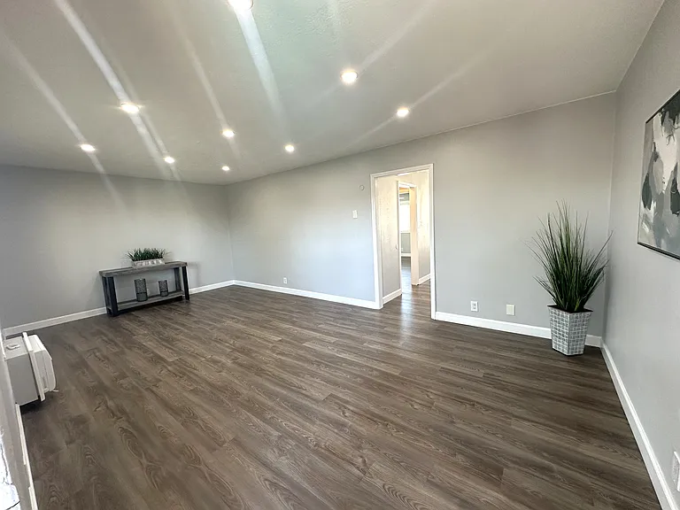Marquis Apartments — Photo 10