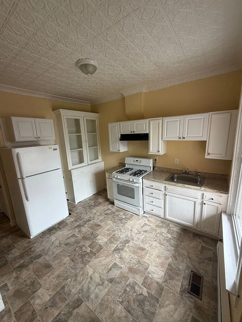 Now Leasing! Spacious 3-Bedroom Home Water Included! — Photo 3
