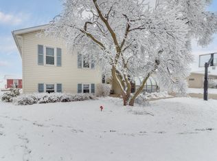 210 E 8th St, Gridley, IL 61744