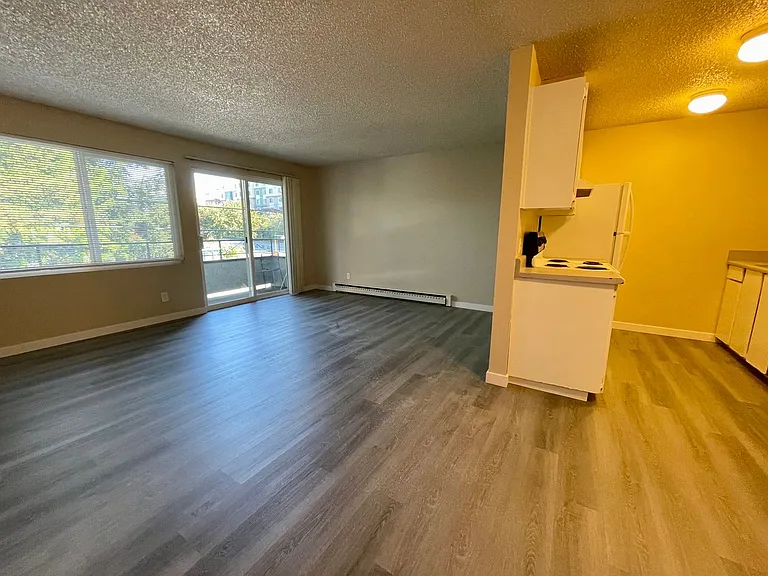 Spacious unit nestled across from Bitterlake Park & Lake, walk to shops and stores! — Photo 5