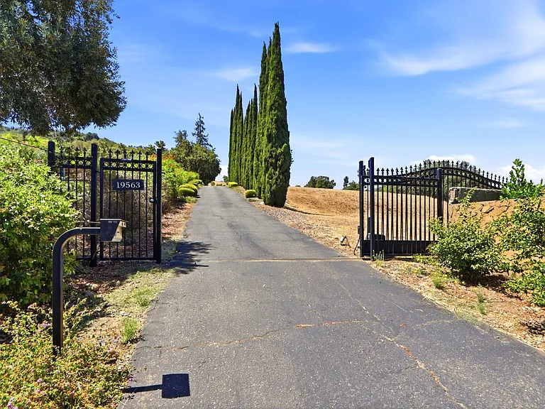 19563 Almaden Rd — Photo 4