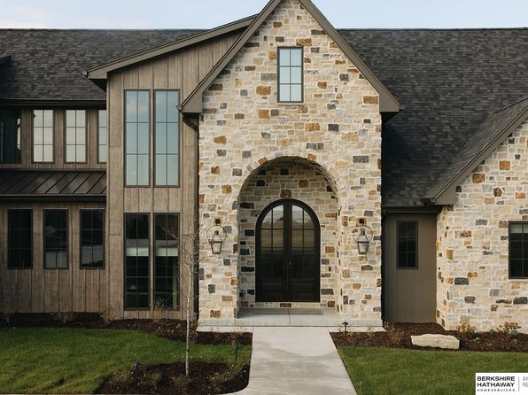22727 Orchard Plz, Elkhorn, NE 68022