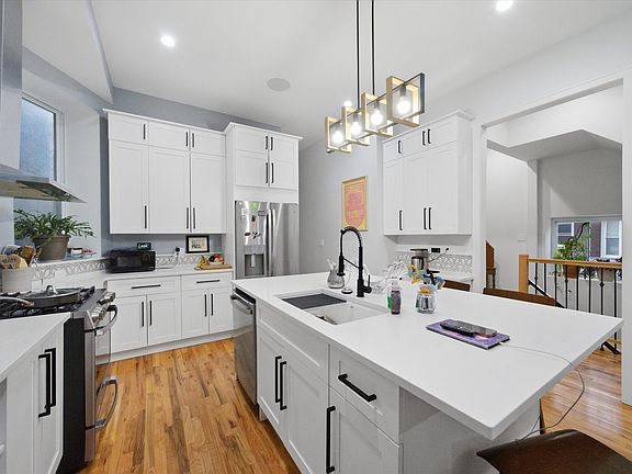 3rd image of 2825 W Walnut St