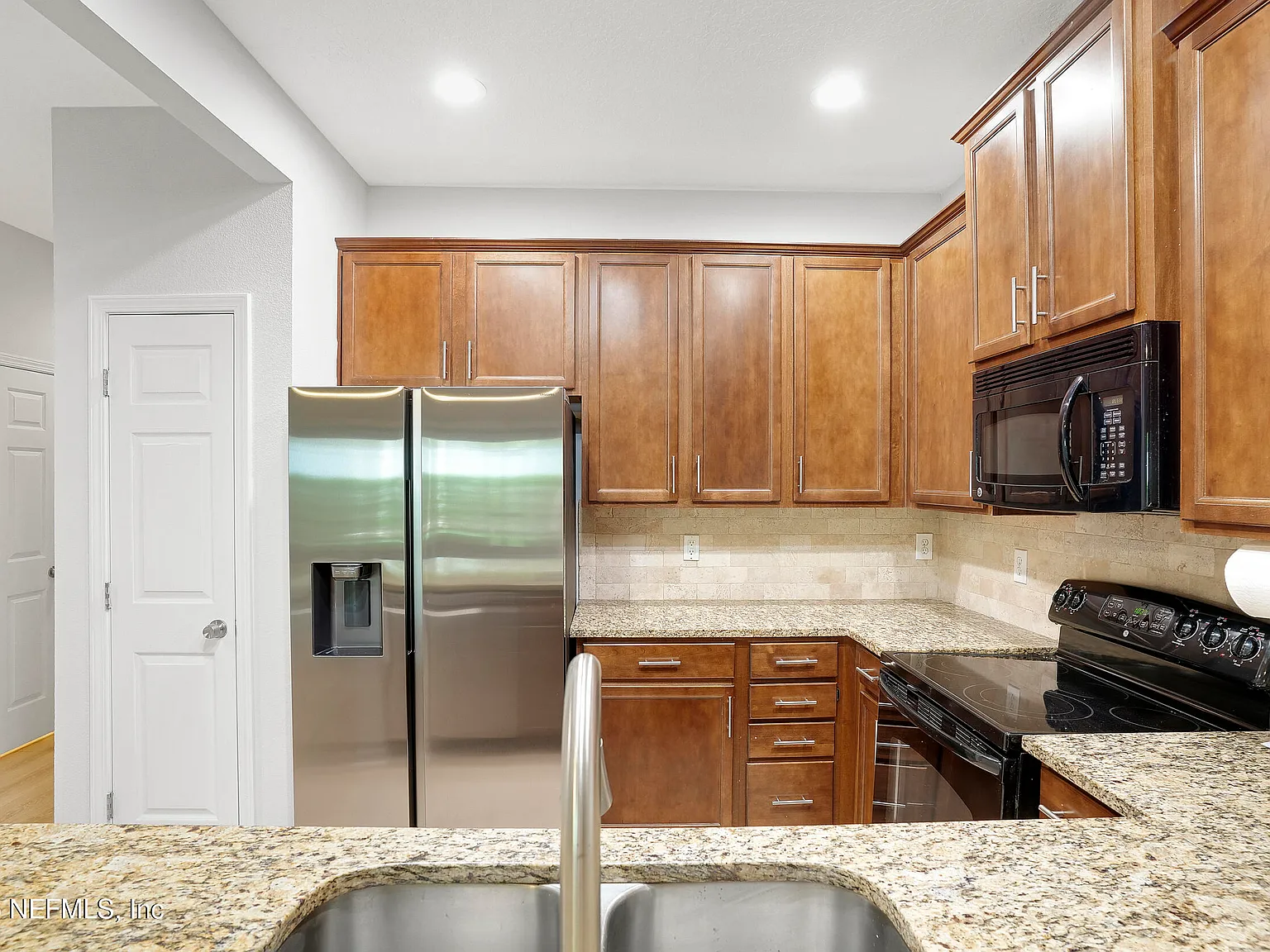 3 bed, 2.5 bath, 1614 sqft, $1,975 — Photo 4