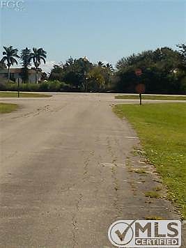 Close up picture showing distance from lots to Caloosahatchee River.  Stop sign is on corner of Avenue N and Riverside Drive