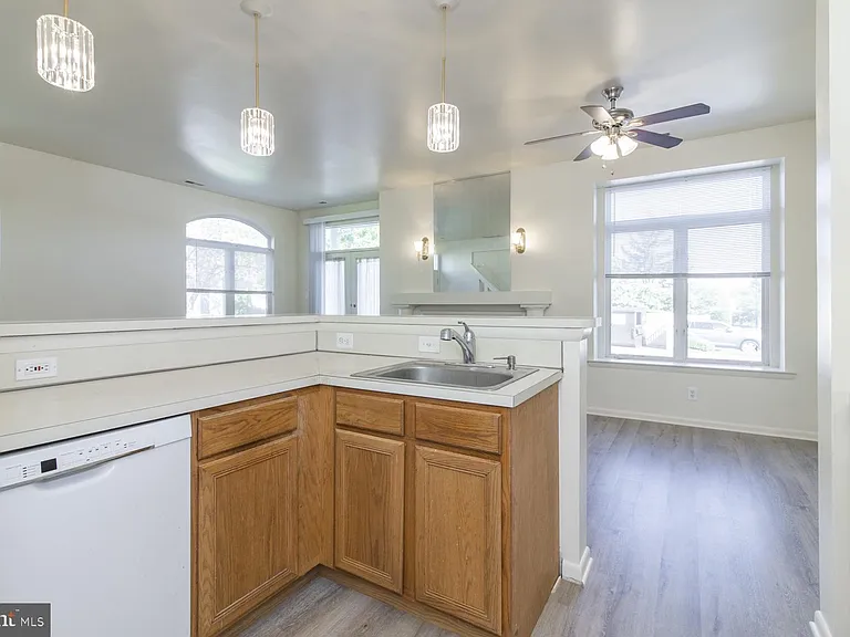 1004 Barbaras Ct — Photo 11