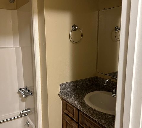 4th image of 909 Aspen Ct #A