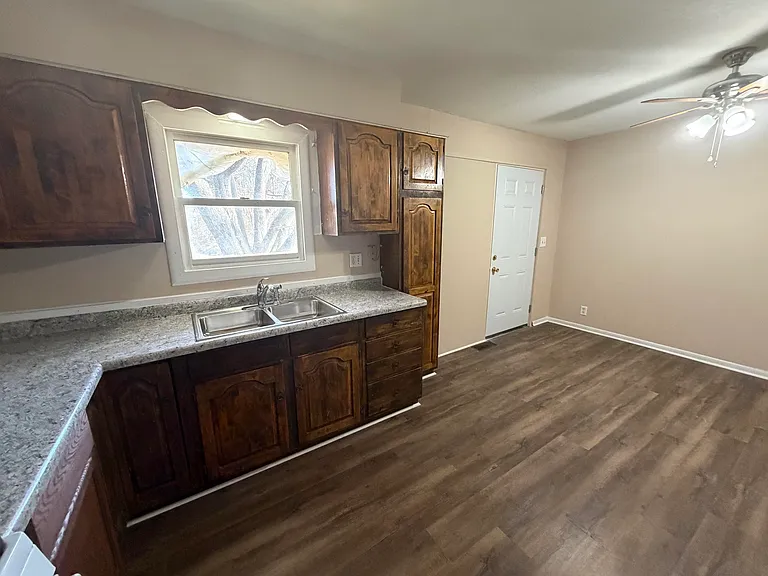 1505 Valleyview Ave — Photo 5