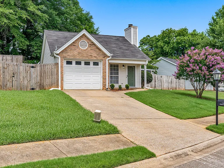 2445 Meadowlark Ln — Photo 2