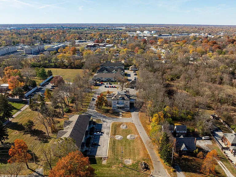 Mansion Row - Where Historic Charm Meets Modern Convenience! — Photo 12