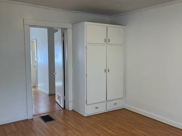 523 E Burlington St #2 — Photo 9