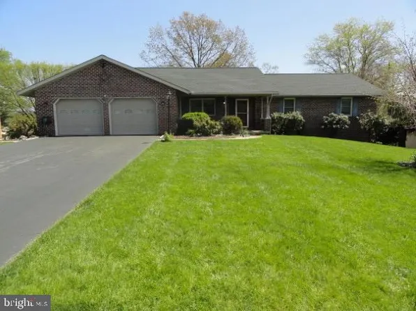 76 Monroe Dr, Chambersburg, PA 17201