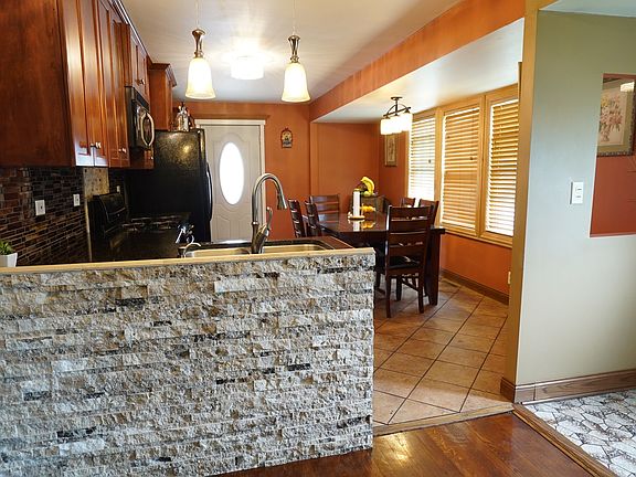 5th image of 18 Evergreen Ln